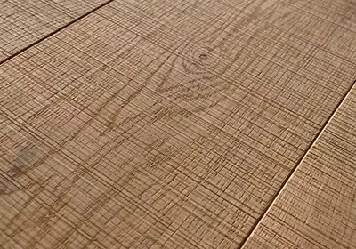 Tratamiento de marcas aserradas para pisos madera ingeniería