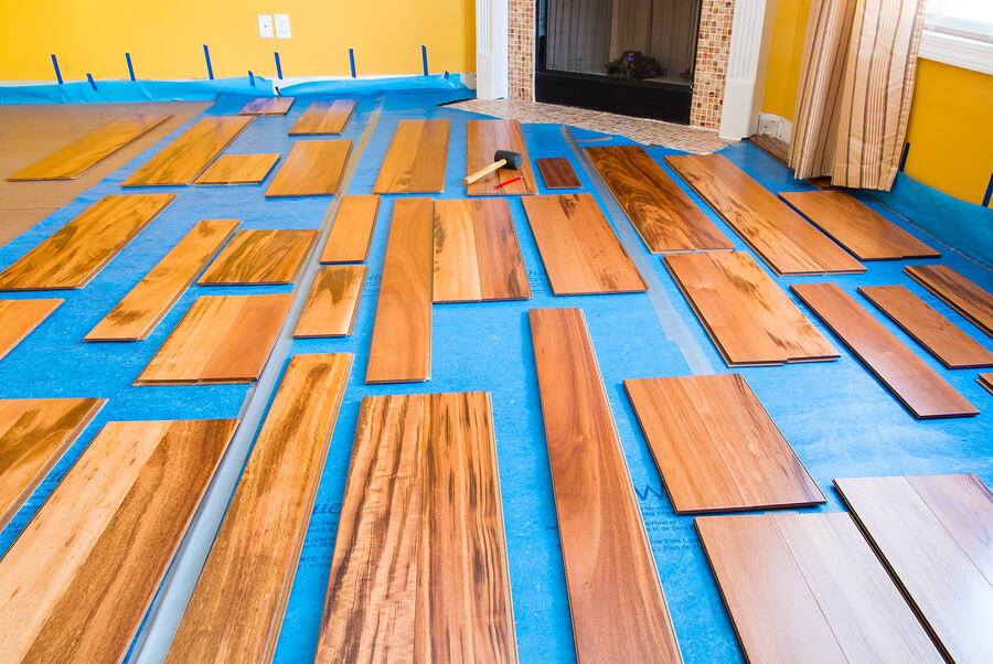 غير مكتمل و. الأرضيات الخشبية الجاهزة مقابل الأرضيات الخشبية المصنعة مسبقًا